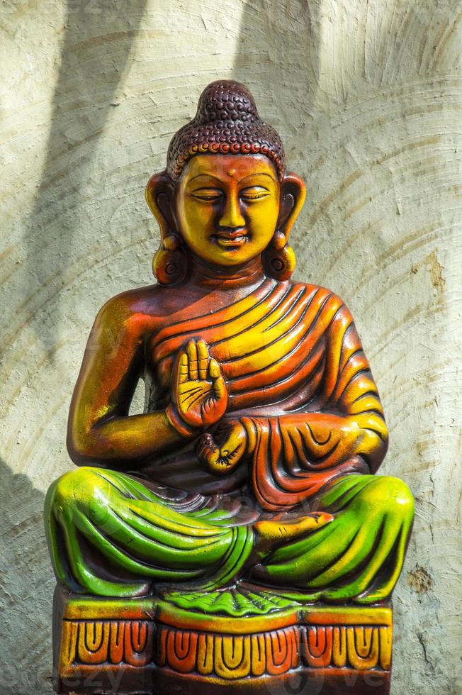 gros plan de la statue colorée de bouddha photo