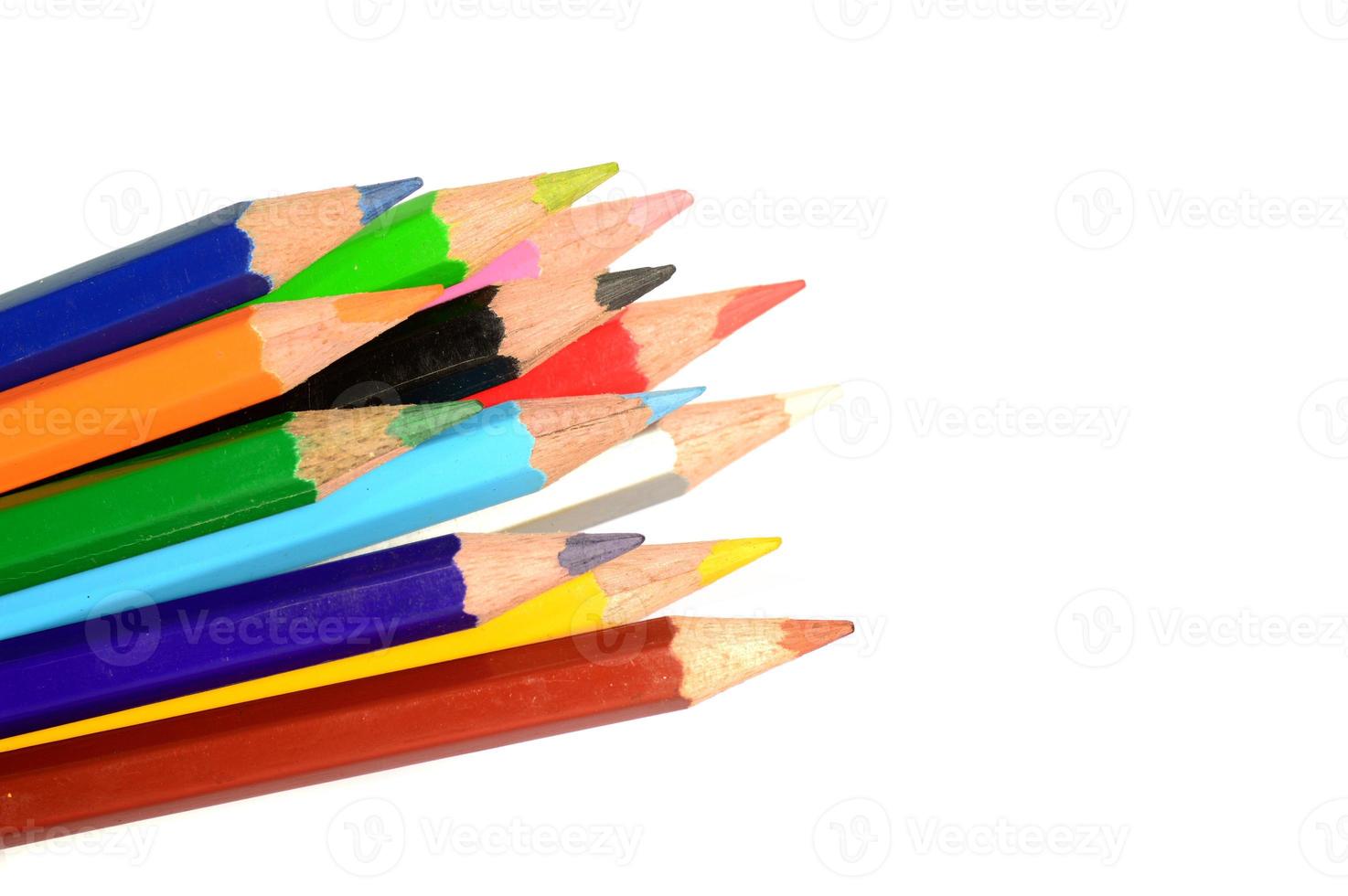 Crayons de couleur isolés sur fond blanc se bouchent photo