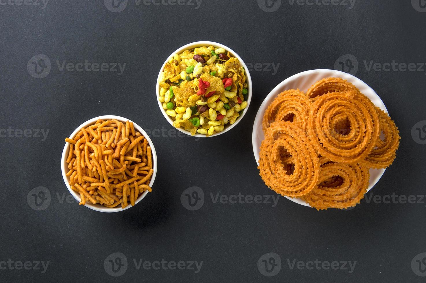 snack indien chakli, chakali ou murukku et farine de gramme besan sev et chivada ou chiwada. nourriture de diwali photo