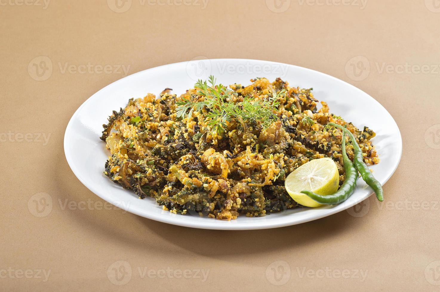 plat indien amer frite de courge aux épices et herbes photo