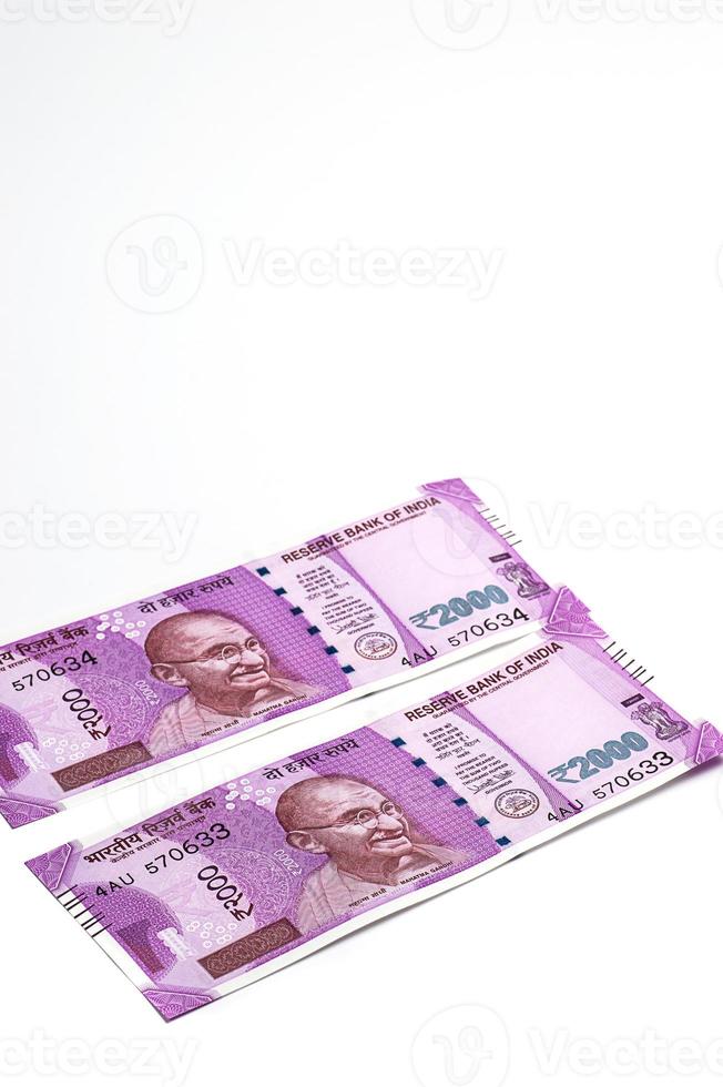 nouvelle monnaie indienne de rs.2000 isolé sur fond blanc. publié le 9 novembre 2016. photo