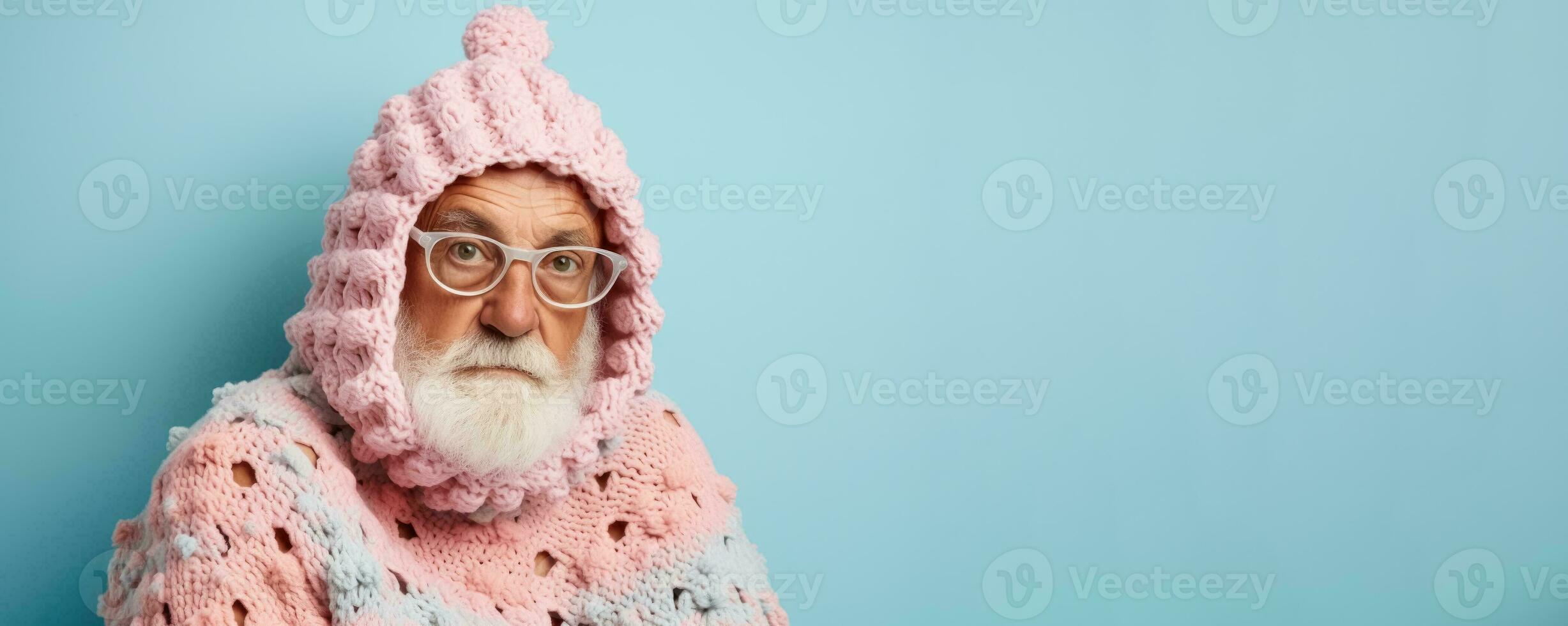 vieux homme dans plein tricoté confortable costume isolé sur pastel Contexte avec une endroit pour texte photo