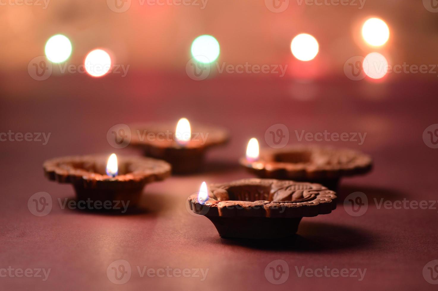 lampes diya en argile allumées pendant la célébration de diwali. conception de cartes de voeux fête de la lumière hindoue indienne appelée diwali photo