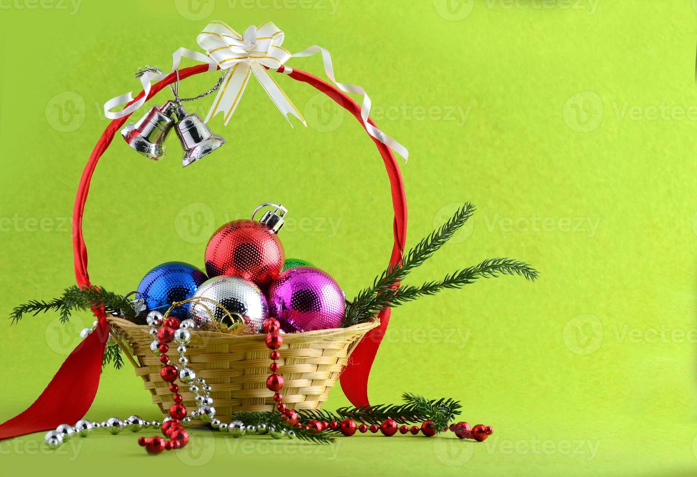 décoration de noël boule de noël et ornements avec la branche d'arbre de noël photo