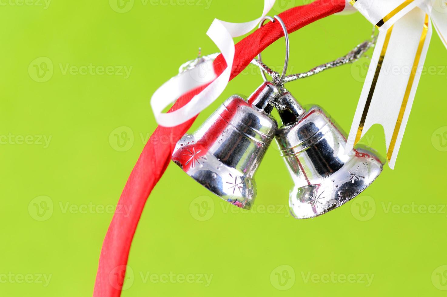 décoration de noël boule de noël et ornements avec la branche d'arbre de noël photo