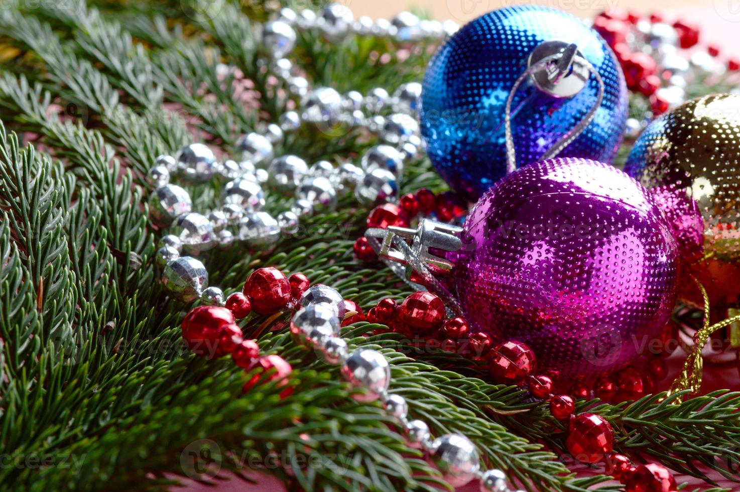 décoration de noël boule de noël et ornements avec la branche d'arbre de noël photo