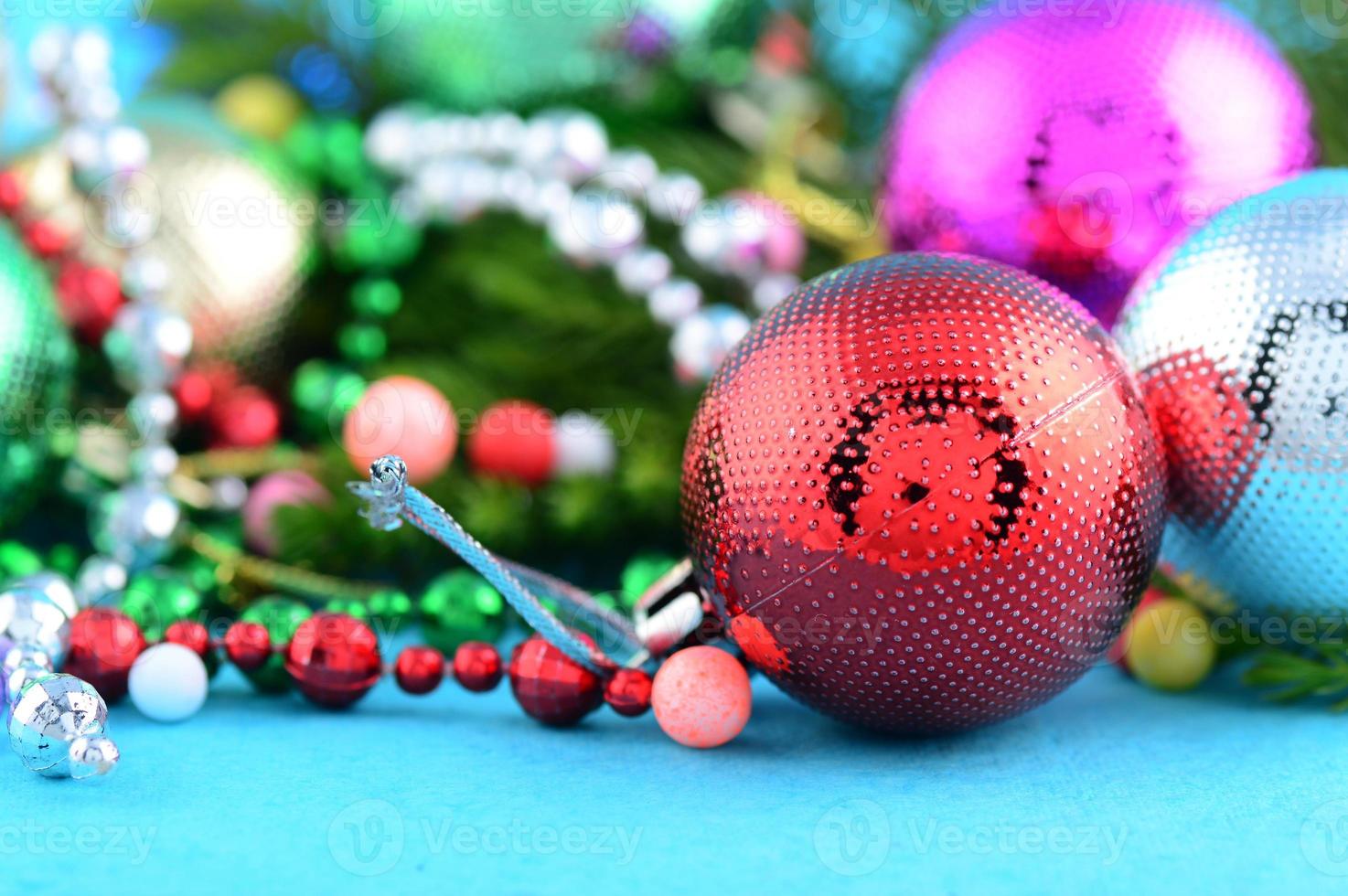 décoration de noël boule de noël et ornements avec la branche d'arbre de noël photo