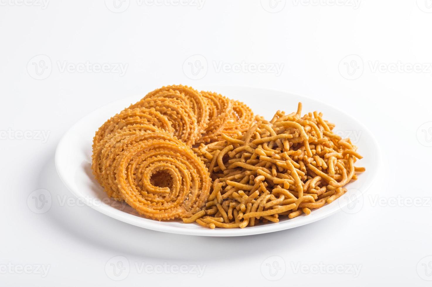 snack indien besan farine de gramme sev et chakli, chakali ou murukku. photo