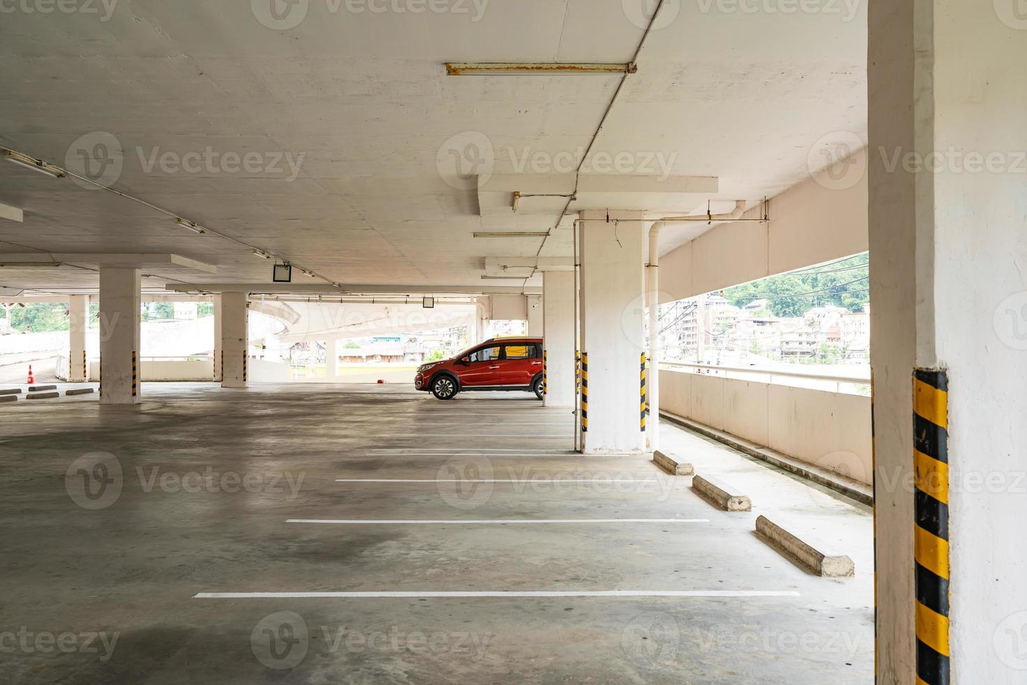 parking intérieur ou garage photo