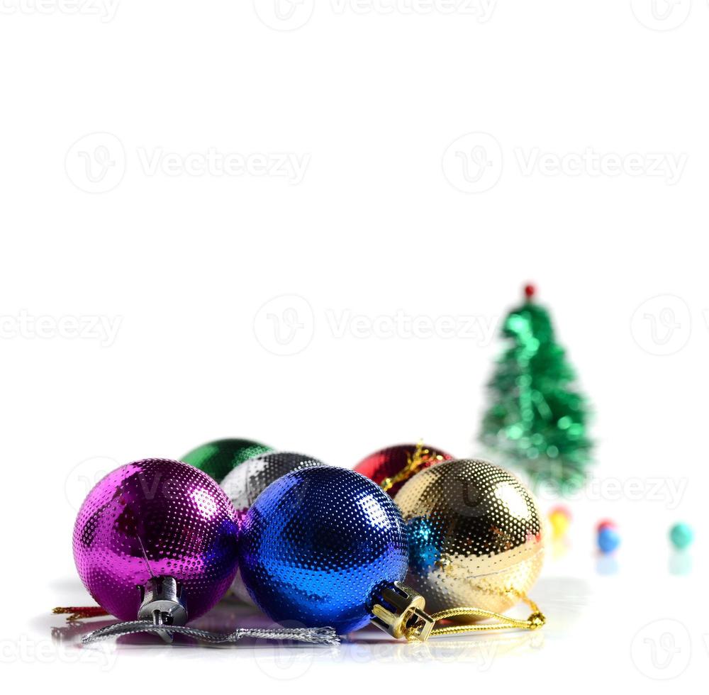 décoration de noël boule de noël et ornements avec la branche d'arbre de noël photo