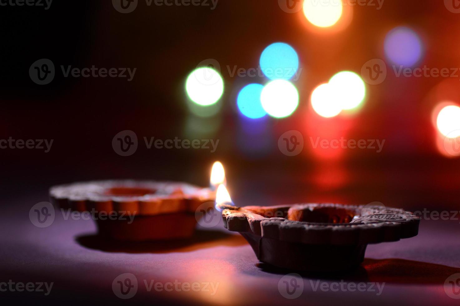 lampes diya en argile allumées pendant la célébration de diwali. conception de cartes de voeux fête de la lumière hindoue indienne appelée diwali photo