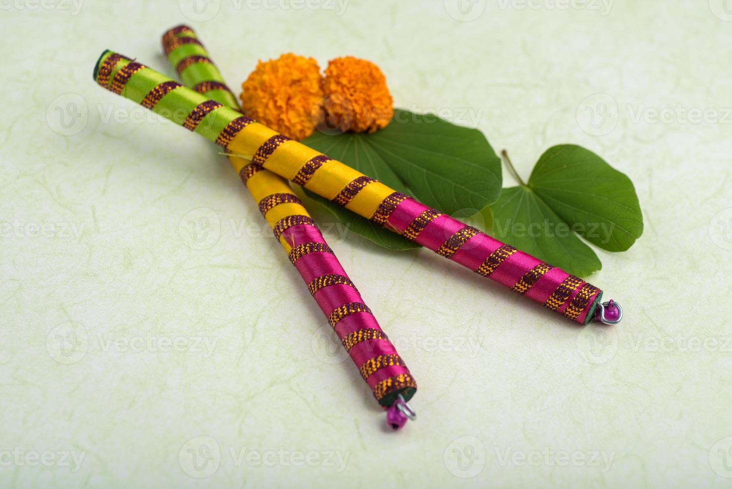 festival indien dussehra, montrant du bauhinia racemosa à la feuille d'or et des fleurs de souci avec des bâtons de dandiya. photo