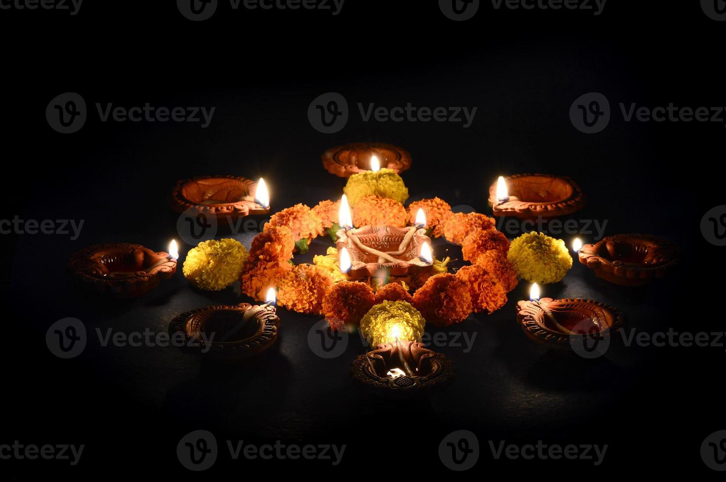 lampes diya en argile allumées pendant la célébration de diwali. conception de cartes de voeux fête de la lumière hindoue indienne appelée diwali photo