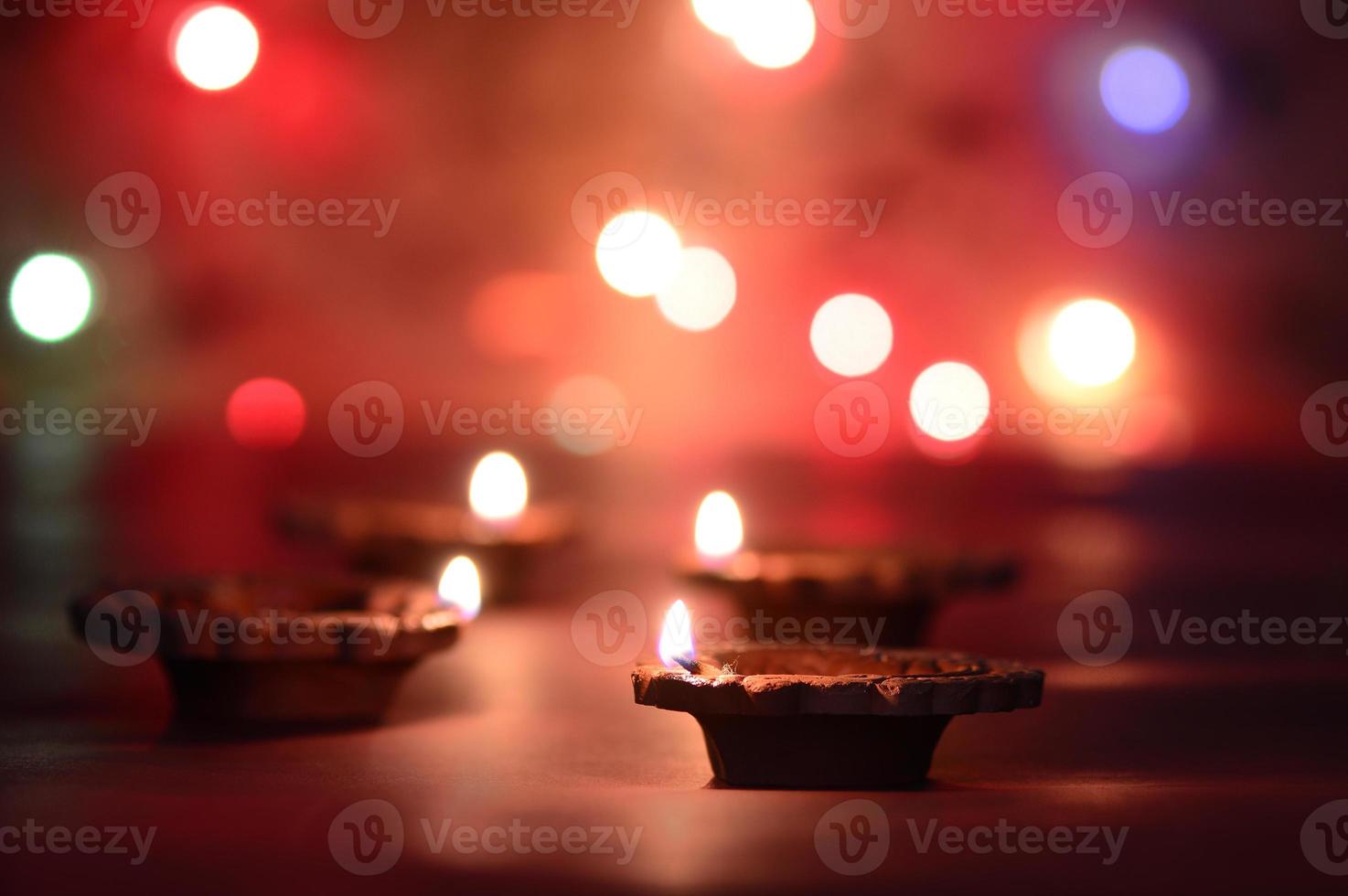 lampes diya en argile allumées pendant la célébration de diwali. conception de cartes de voeux fête de la lumière hindoue indienne appelée diwali photo