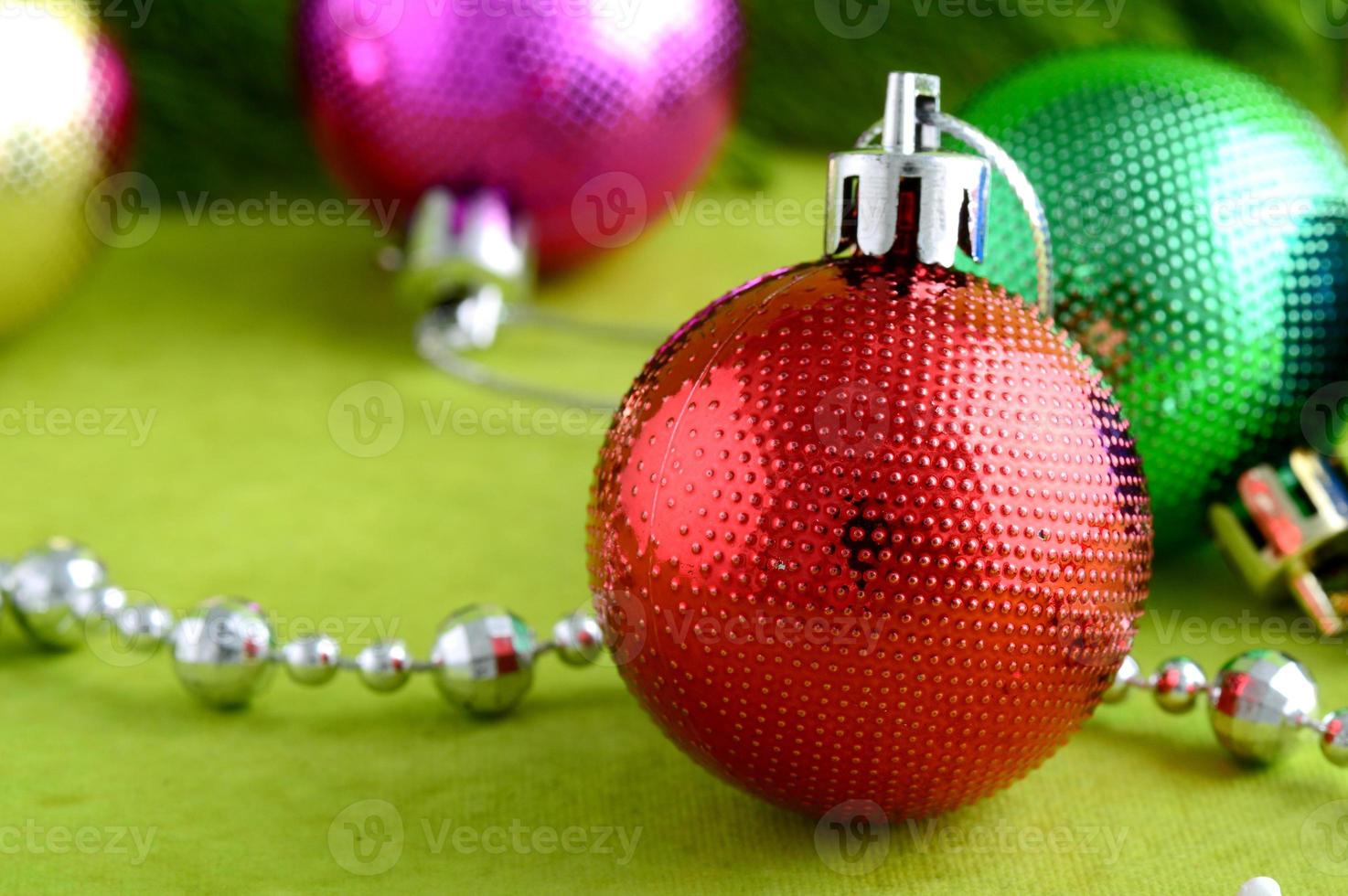 décoration de noël boule de noël et ornements avec la branche d'arbre de noël photo