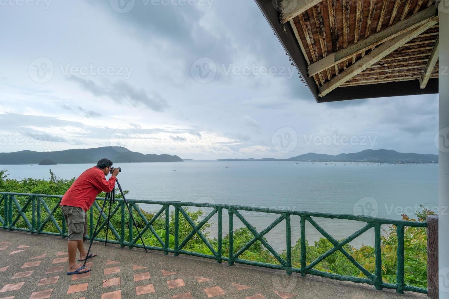 photographe masculin professionnel sur le point de vue touristique prend une photo