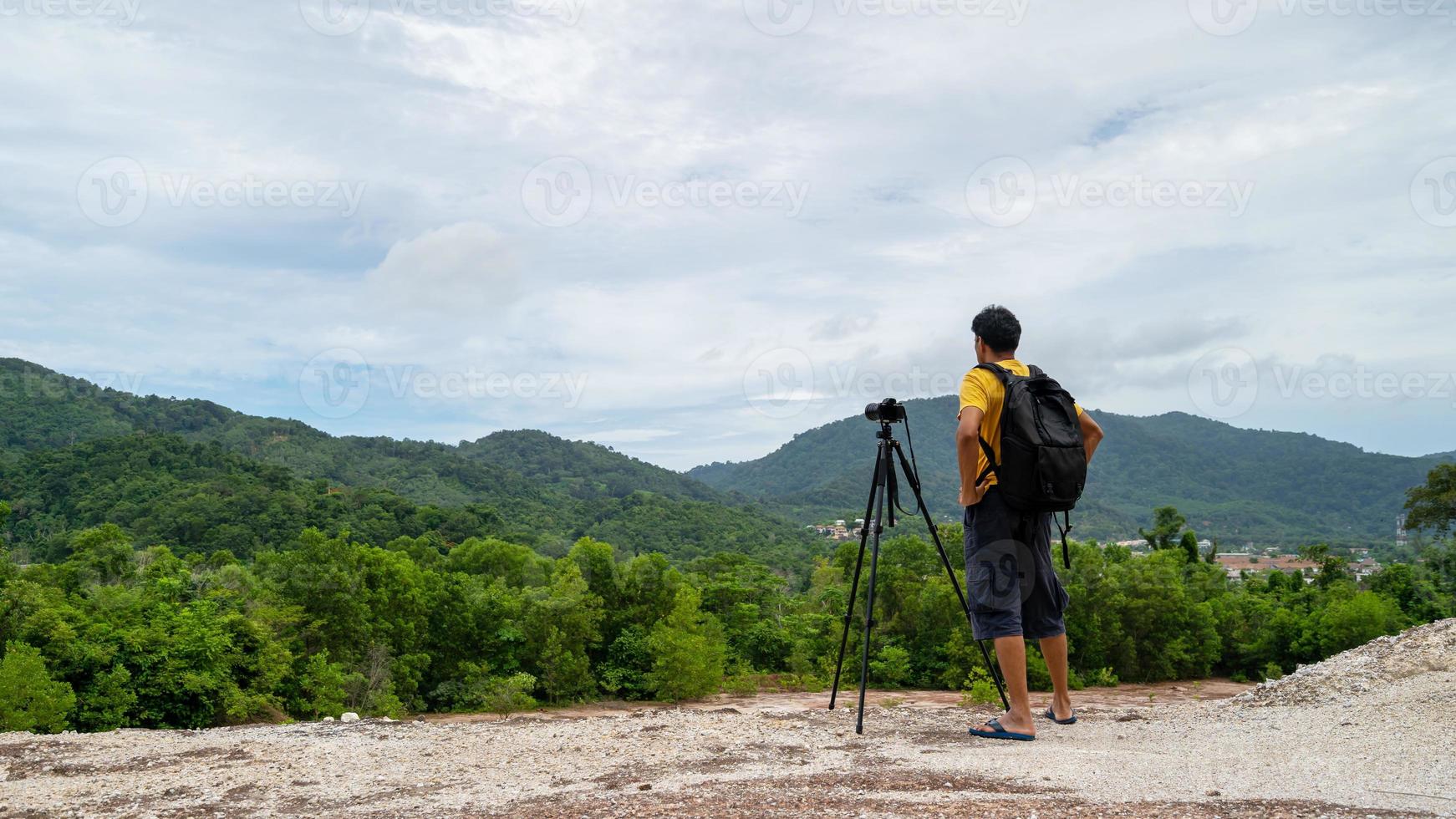 photographe masculin professionnel en haute montagne prend une photo