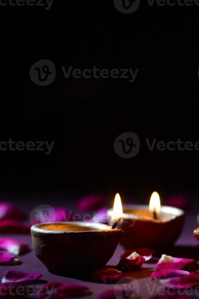 lampes diya en argile traditionnelles allumées pendant la célébration de diwali photo