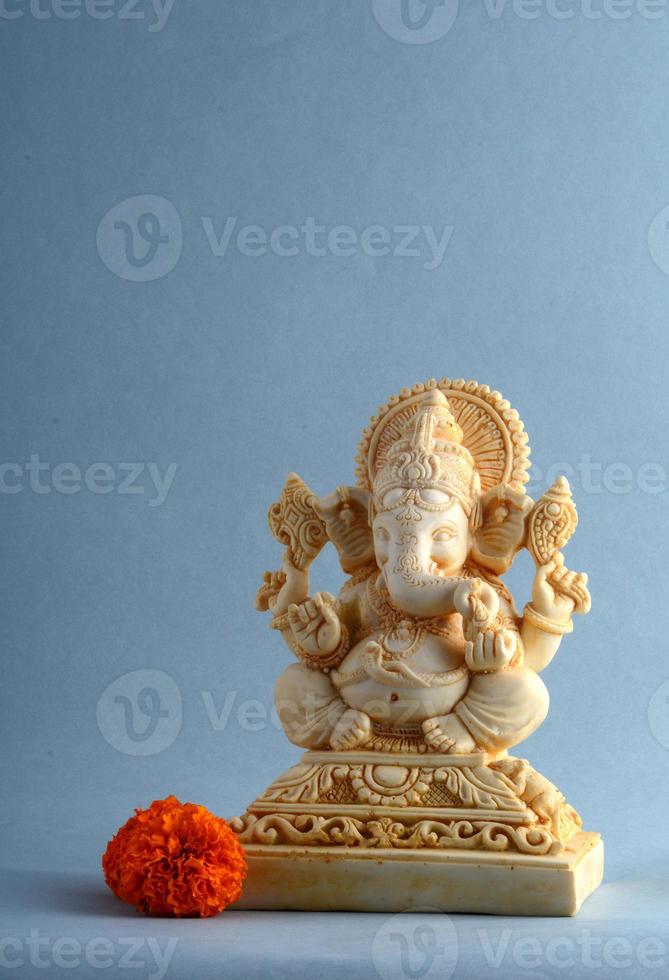 dieu hindou ganesha. idole de ganesha sur fond gris photo