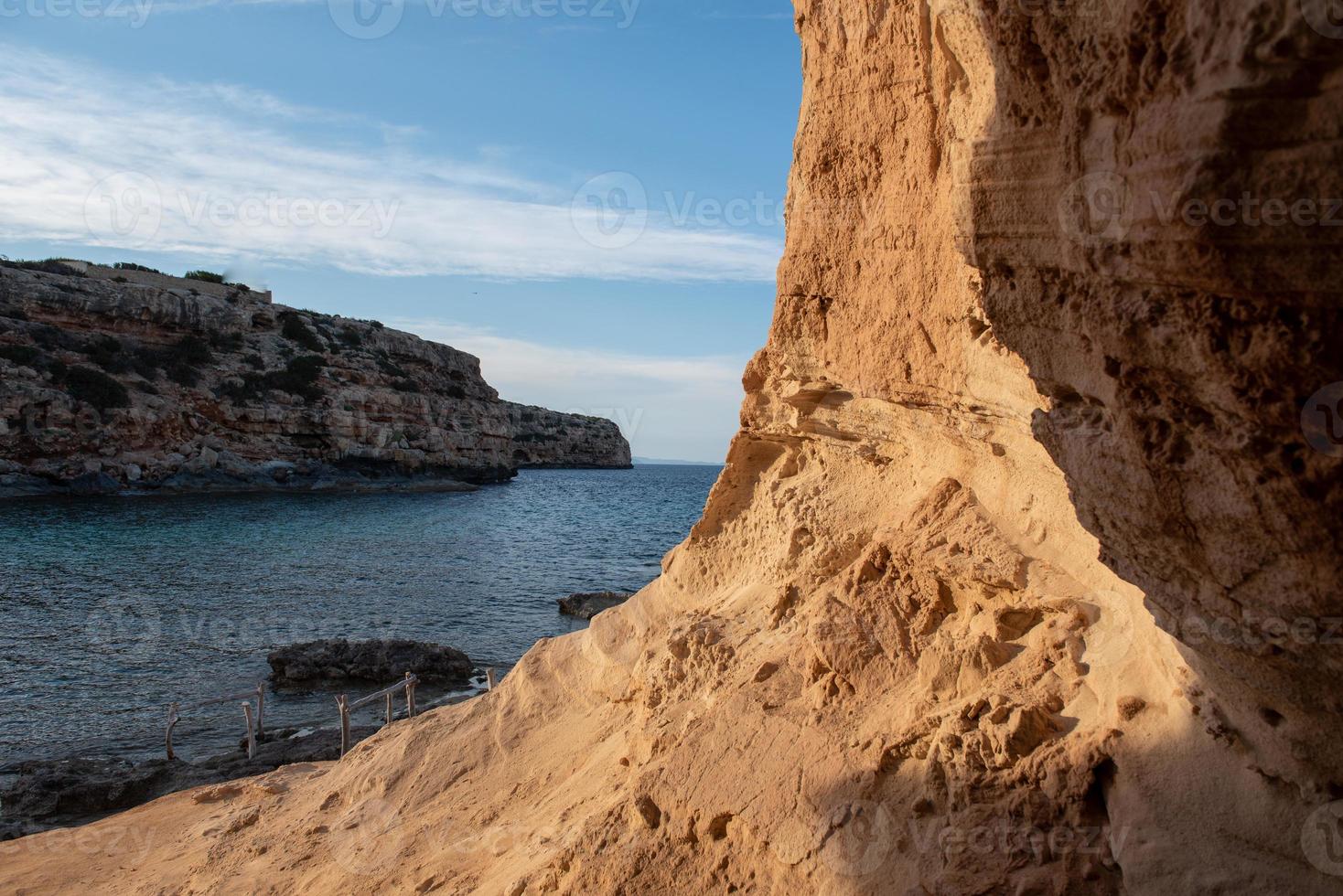 belle cala d'en baster sur l'île de formentera dans les îles baléares en espagne photo