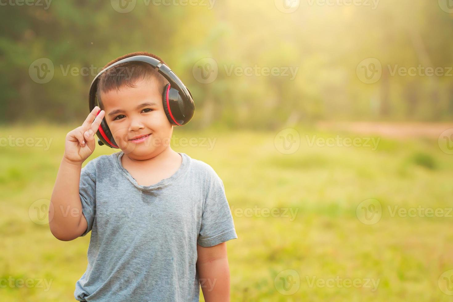 portrait d'enfants asiatiques en plein air photo