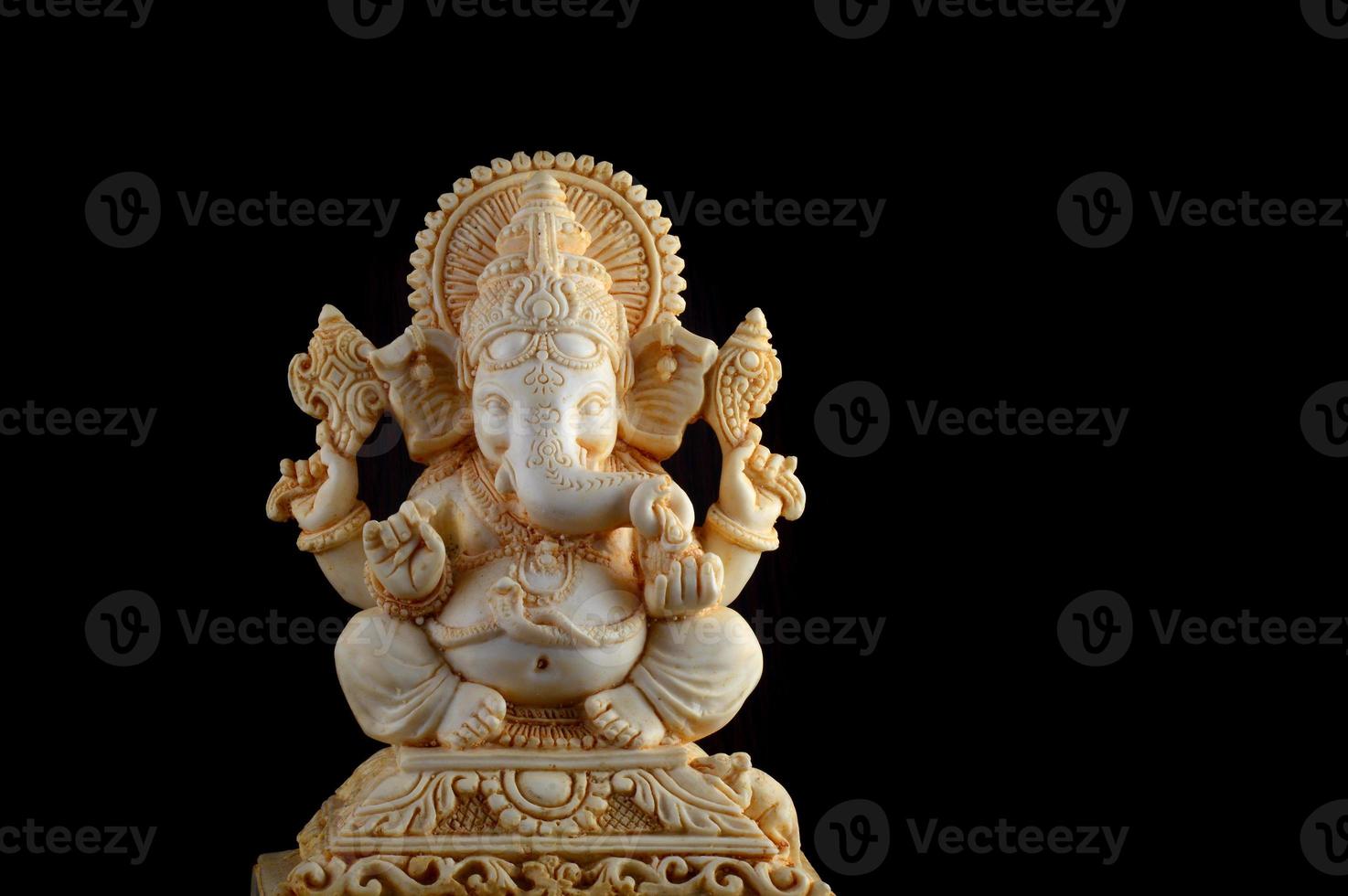 dieu hindou ganesha. idole de ganesha sur fond marron photo