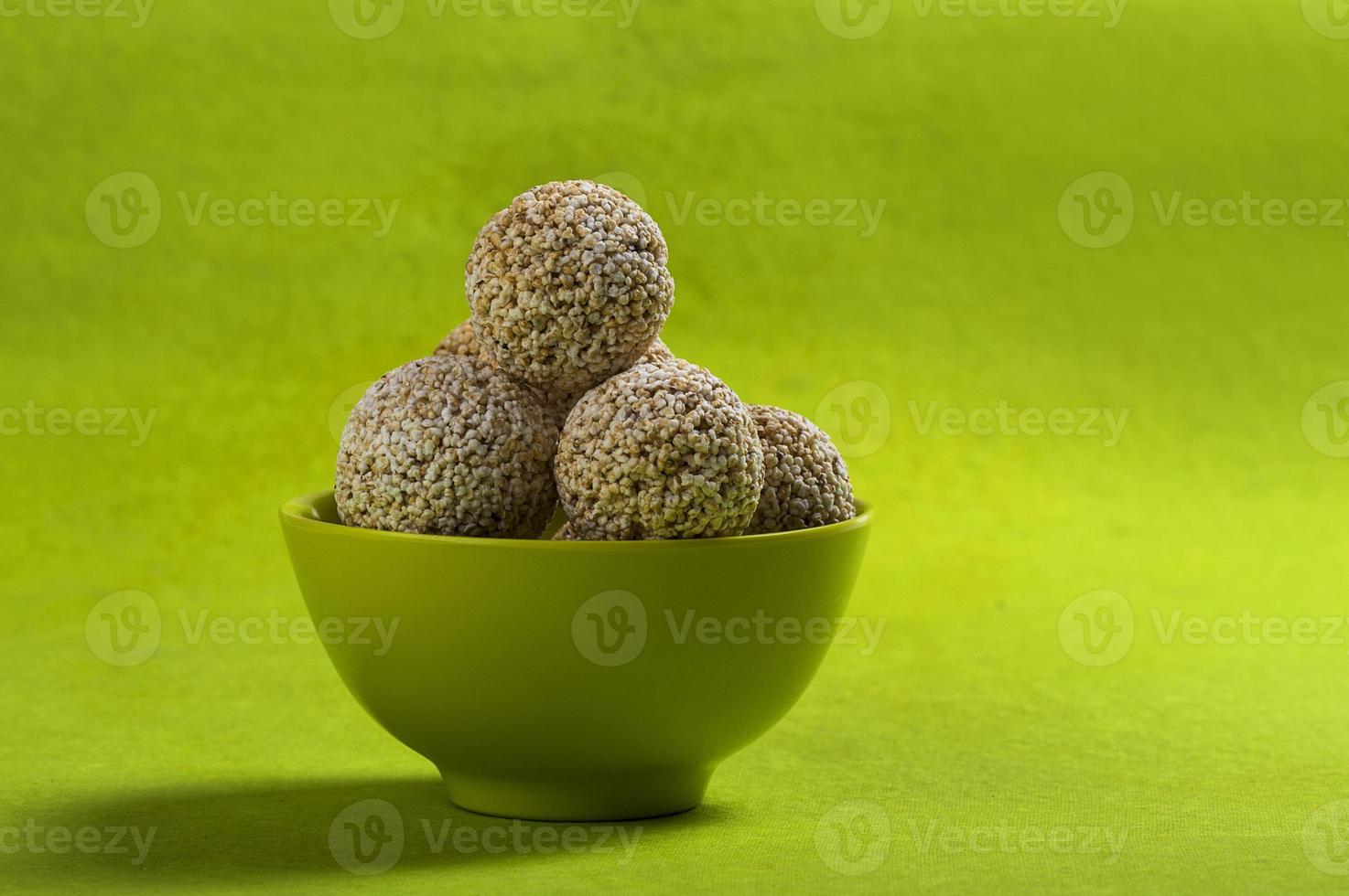 amarante ou rajgira laddu, cholai ke laddo dans un bol vert sur fond vert photo
