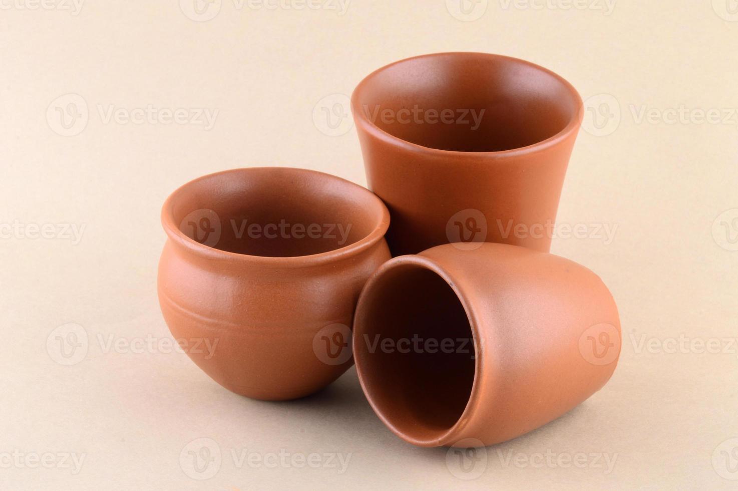 Close-up de pots en argile sur fond de couleur crème photo