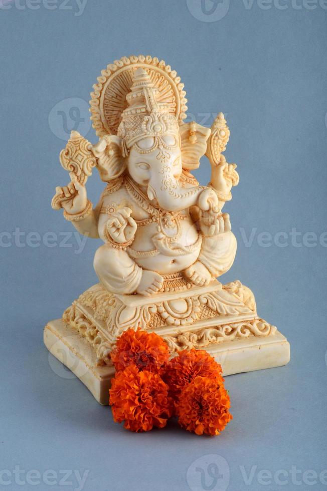 dieu hindou ganesha. idole de ganesha sur fond gris photo