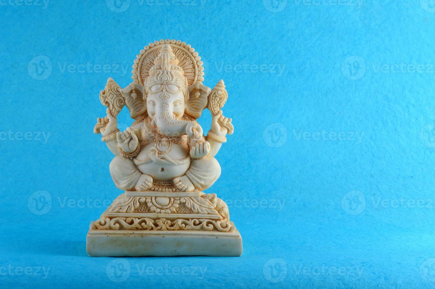 dieu hindou ganesha. idole de ganesha sur fond bleu photo