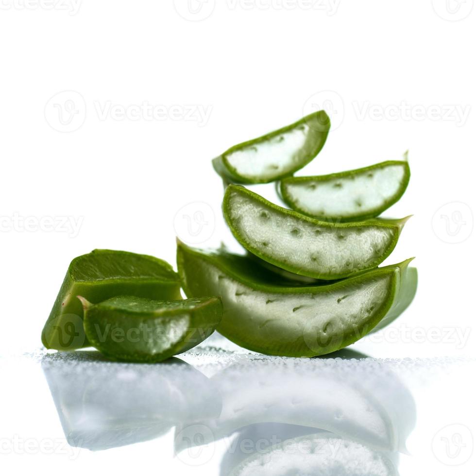 tranches de feuilles d'aloe vera sur fond blanc. L'aloe vera est un médicament à base de plantes très utile pour les soins de la peau et des cheveux. photo