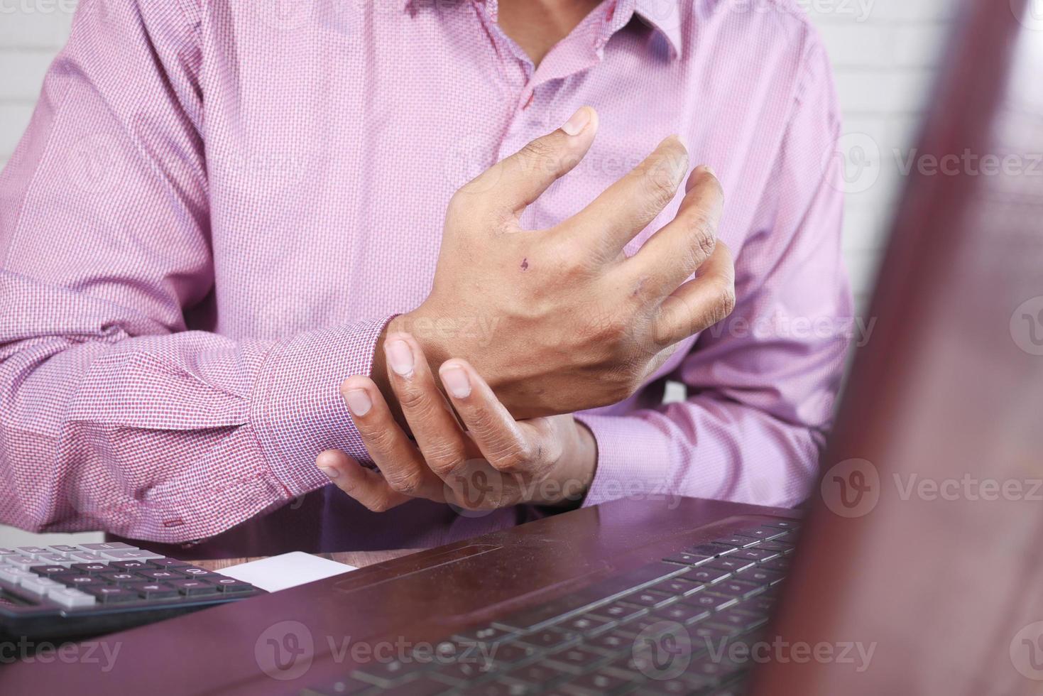 homme d'affaires souffrant de douleur à la main en gros plan photo