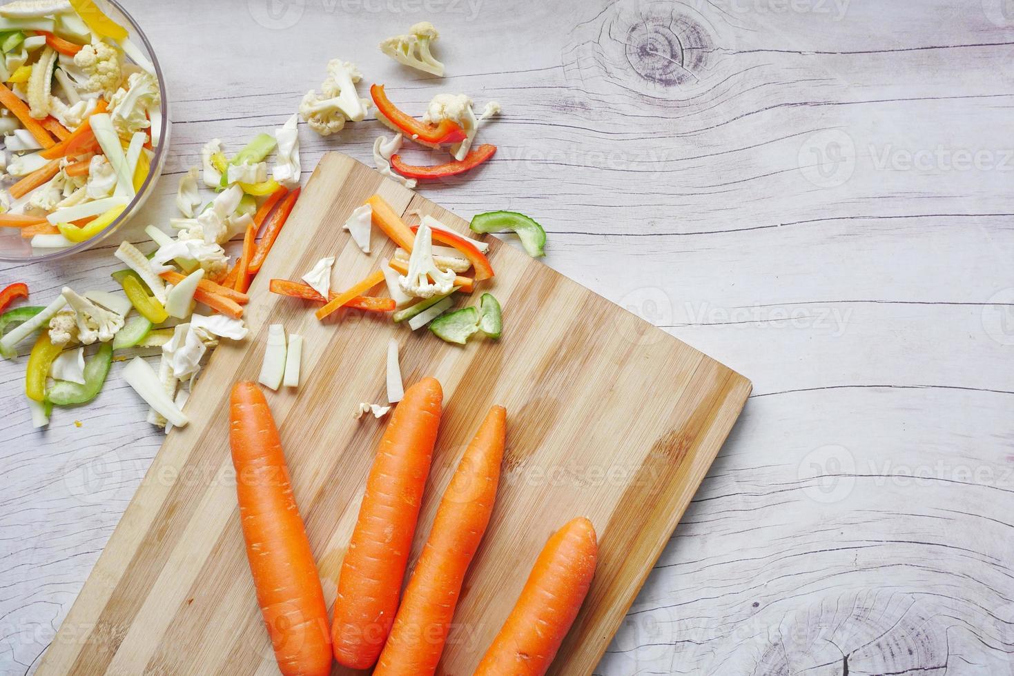 carottes fraîches sur une planche à découper sur une table photo