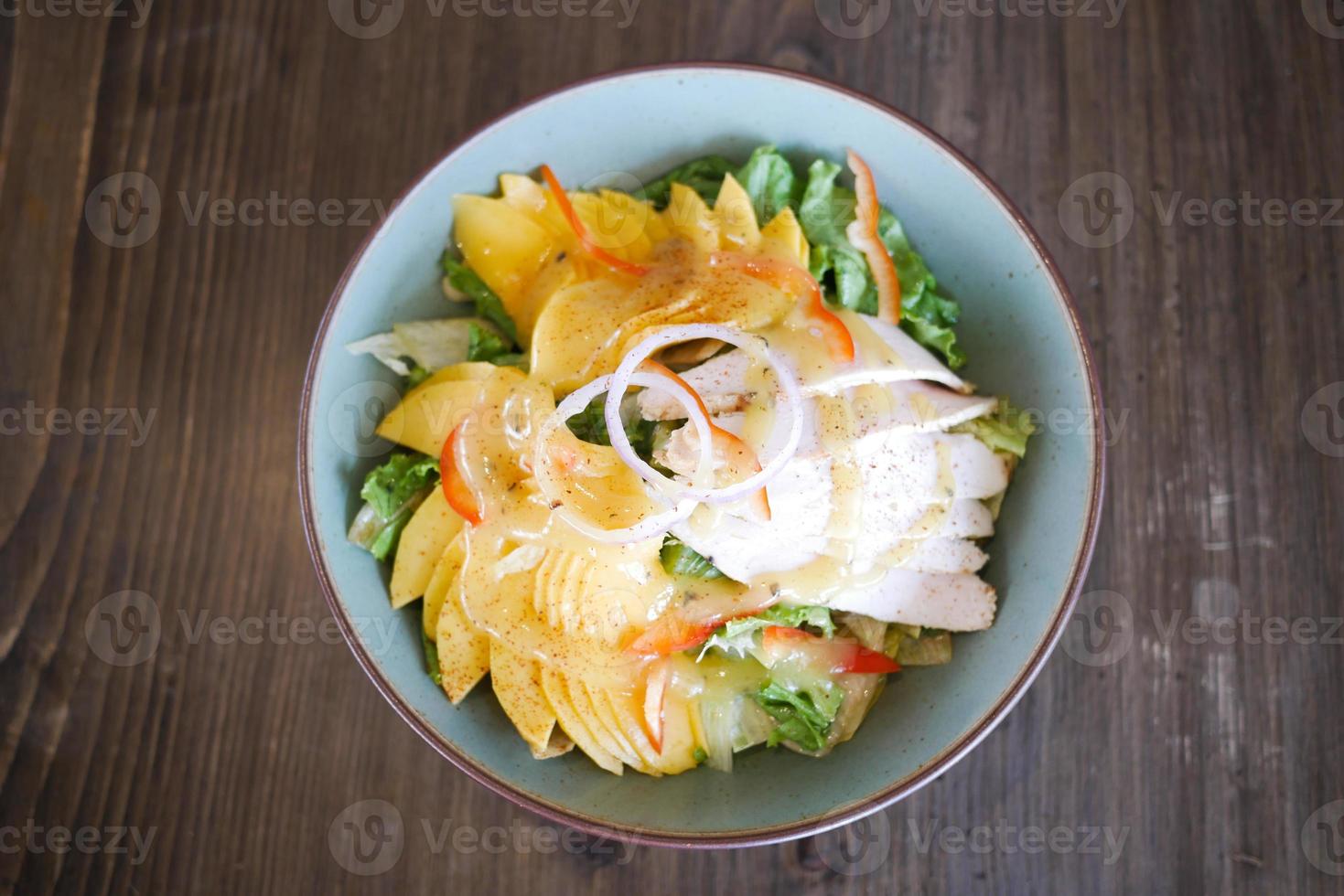 poulet grillé avec salsa à la mangue dans un bol photo