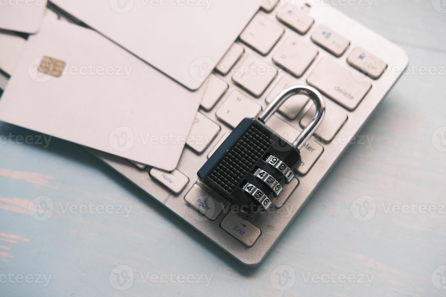 Concept de sécurité Internet avec cadenas sur le clavier de l'ordinateur photo