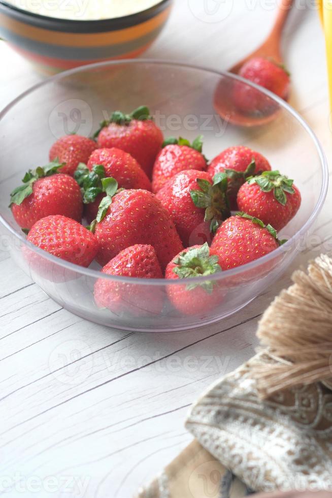 fraise fraîche dans un bol sur table photo