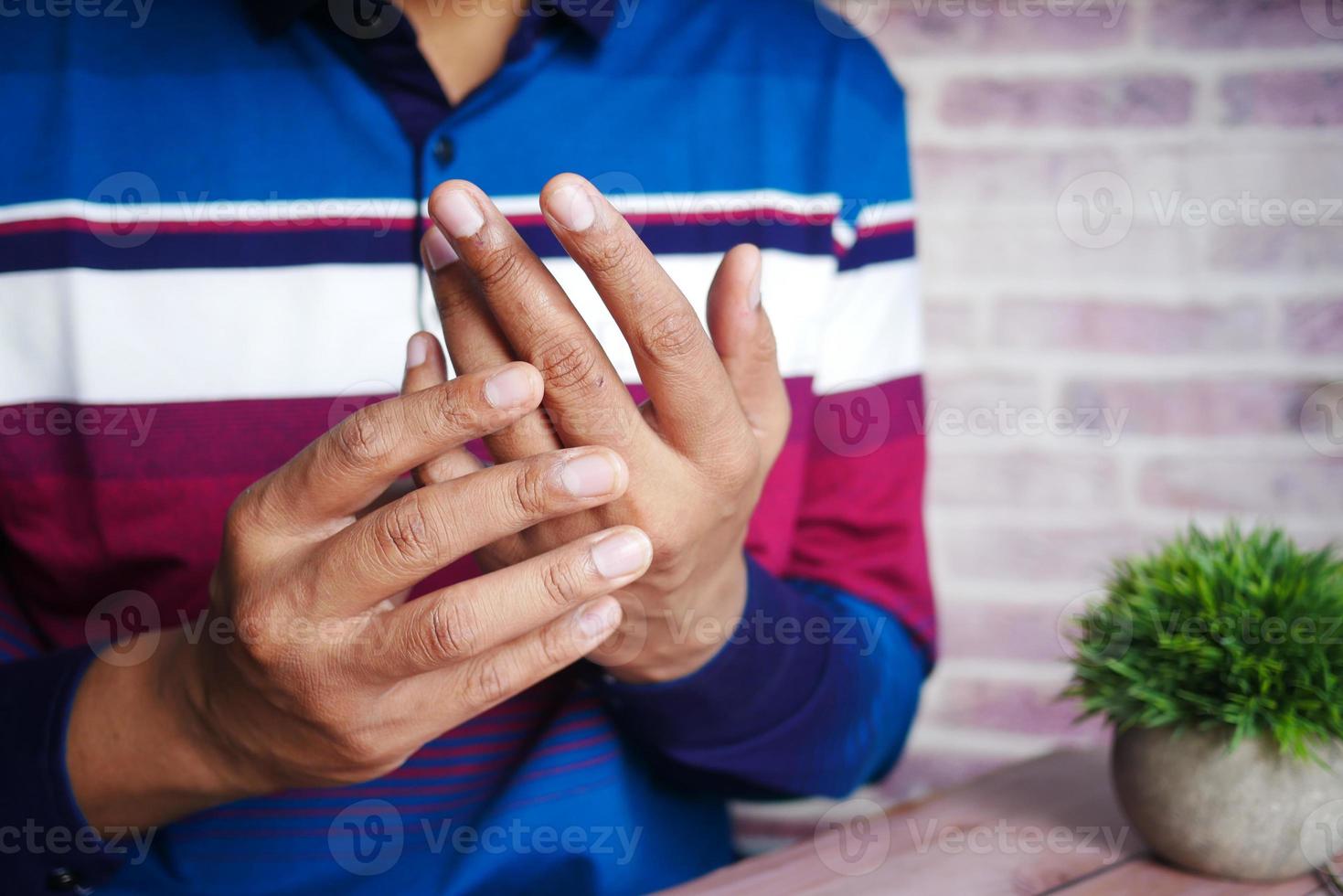 homme souffrant de douleur dans la main close up photo