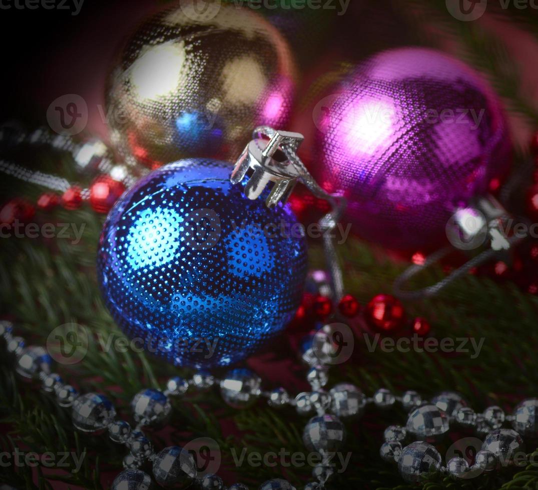 décoration de noël boule de noël et ornements avec la branche d'arbre de noël photo