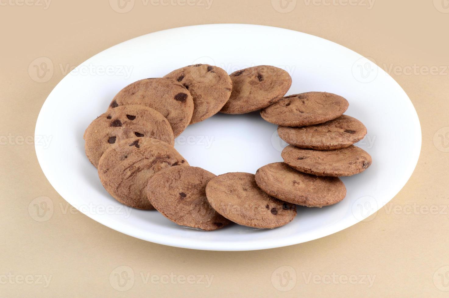 biscuit aux pépites de chocolat dans une assiette photo