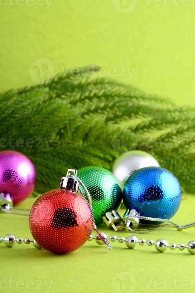 décoration de noël boule de noël et ornements avec la branche d'arbre de noël photo