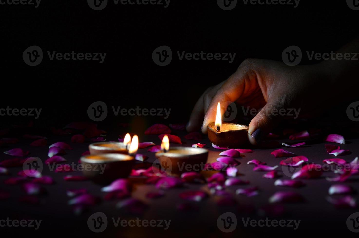 tenant la main et arrangeant la lanterne, diya pendant le festival des lumières de diwali photo