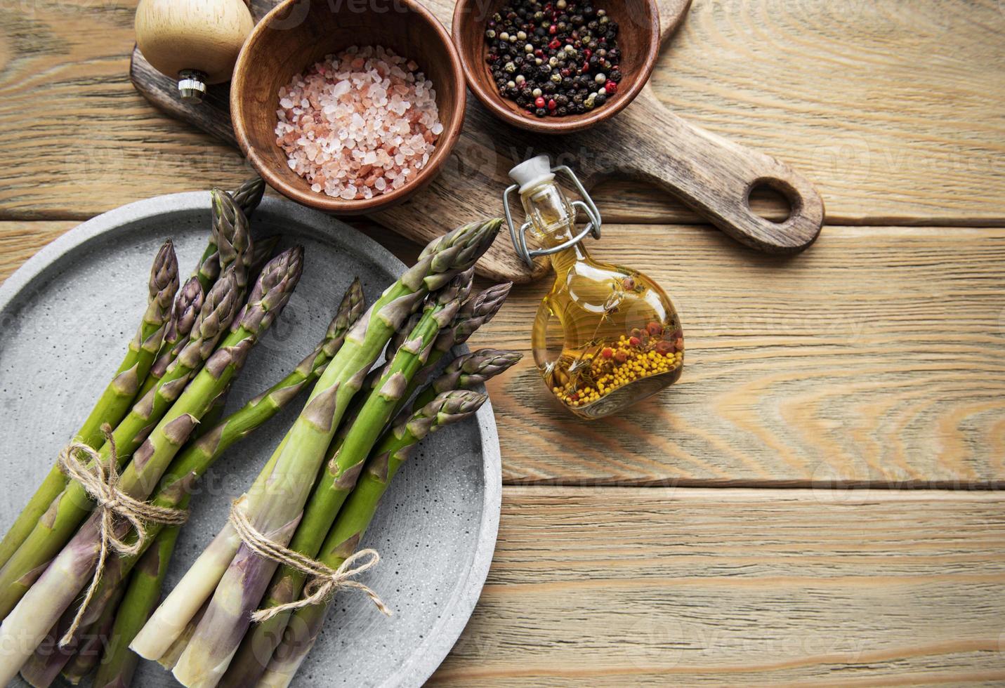 asperges sur fond de bois ancien. photo