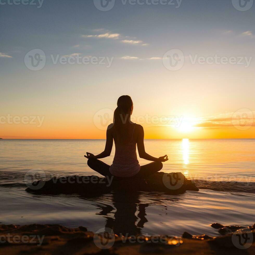 Jeune femme pratiquant yoga sur une plage à lever du soleil avec une clair ciel pour ample copie espace ai génératif photo