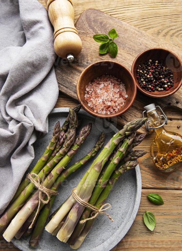 asperges sur fond de bois ancien. photo