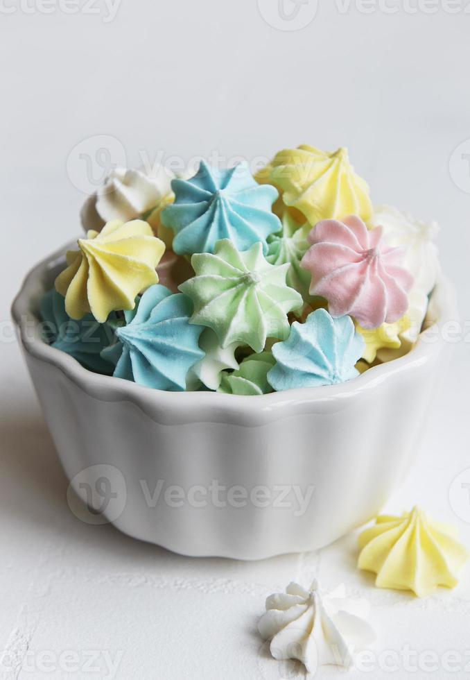 petites meringues colorées dans le bol en céramique photo