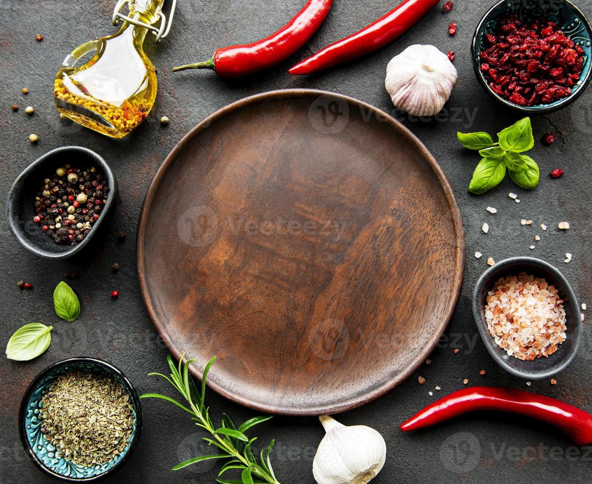 assiette en bois vide et cadre d'épices photo