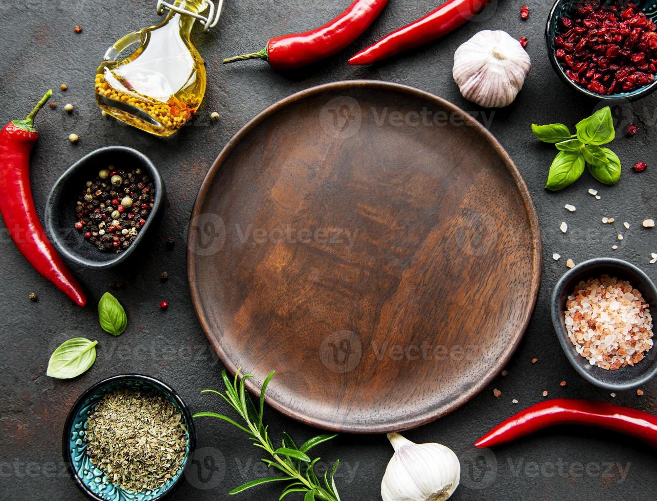 assiette en bois vide et cadre d'épices photo