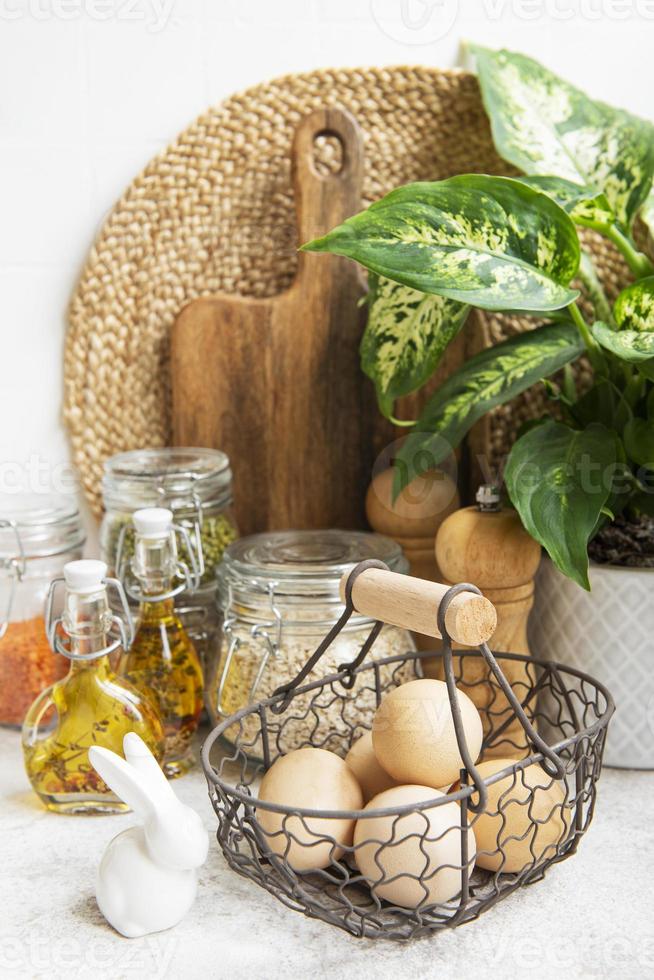 ustensiles de cuisine, outils et vaisselle sur le mur de carreaux blancs en arrière-plan. photo