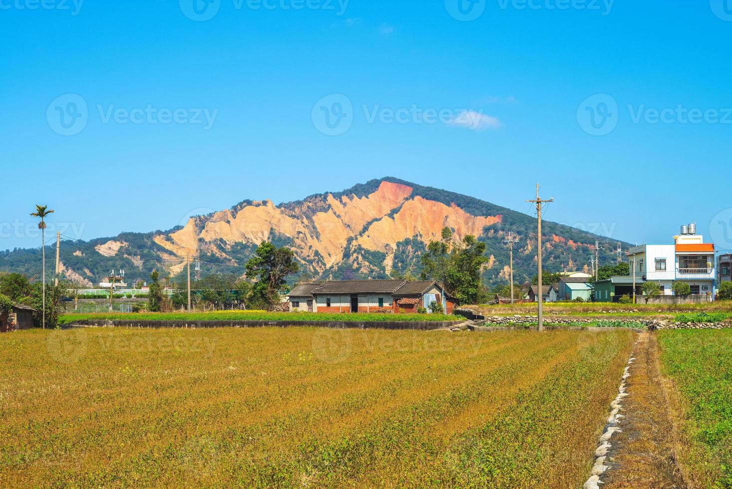 huoyanshan, une montagne de terre rouge à taiwan photo