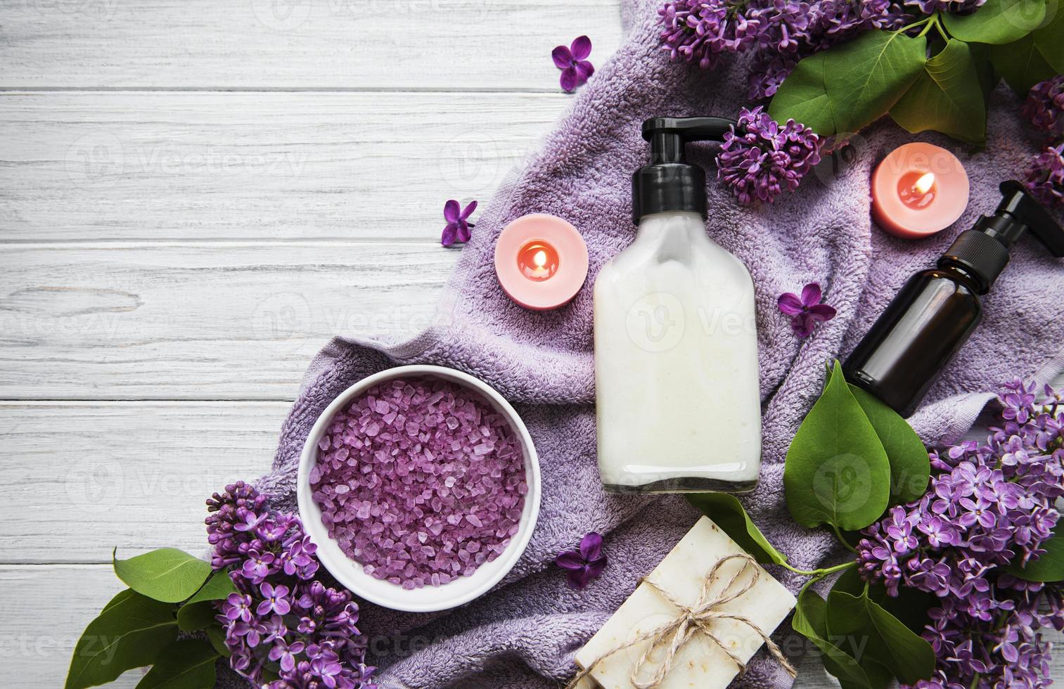 cadre de spa avec des fleurs lilas photo